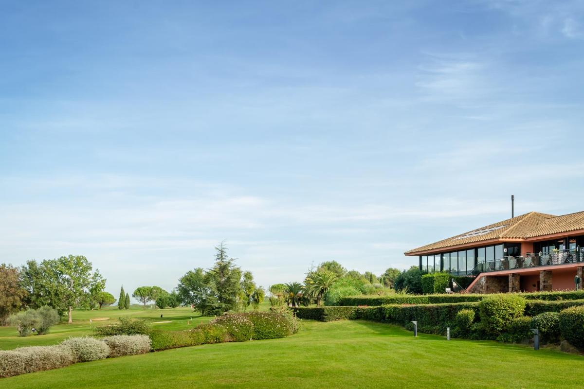 Jardín al aire libre en Hotel TorreMirona Golf & Spa