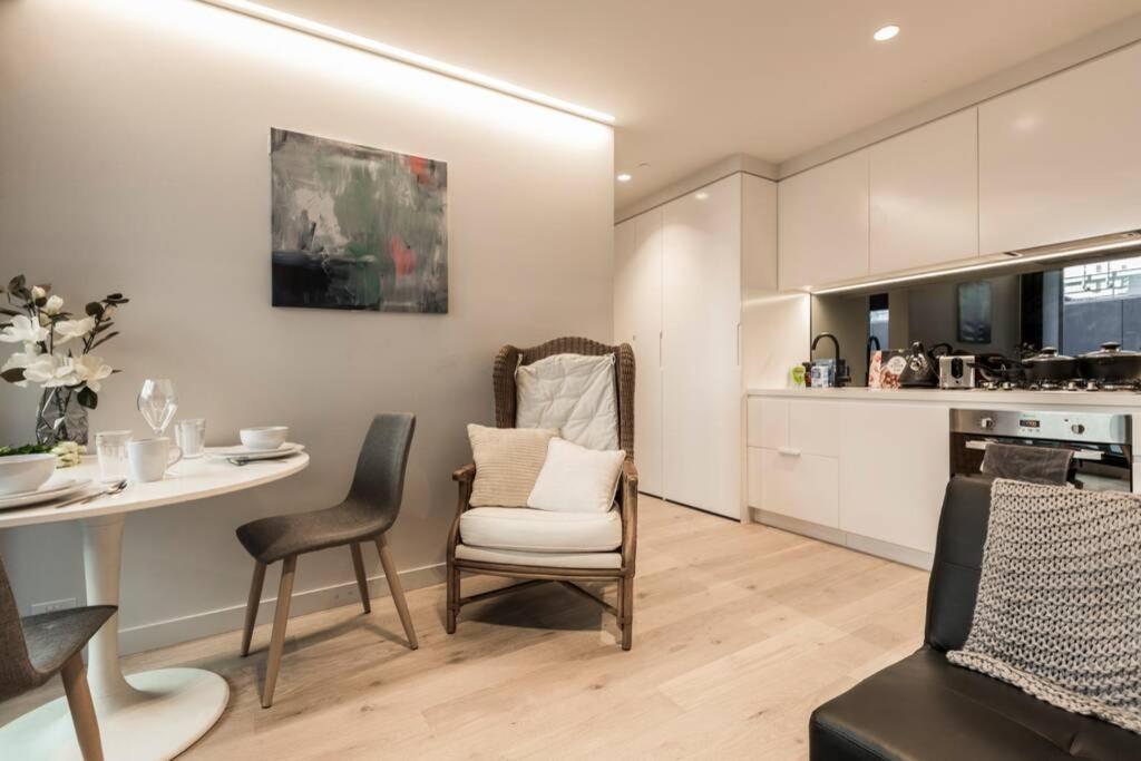 Central Melbourne CBD Lighthouse Apartment - Housity