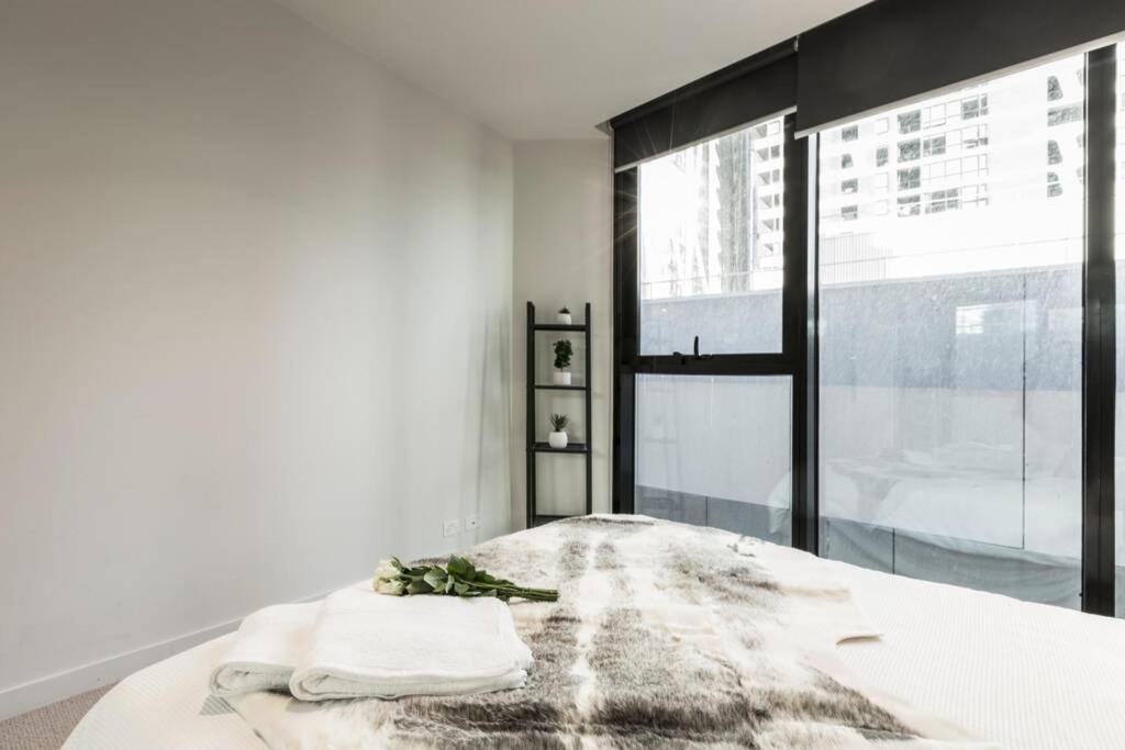 Central Melbourne CBD Lighthouse Apartment - Housity