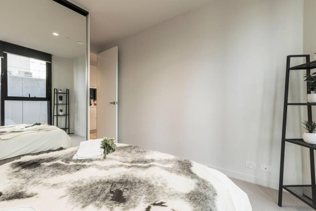 Central Melbourne CBD Lighthouse Apartment - Housity