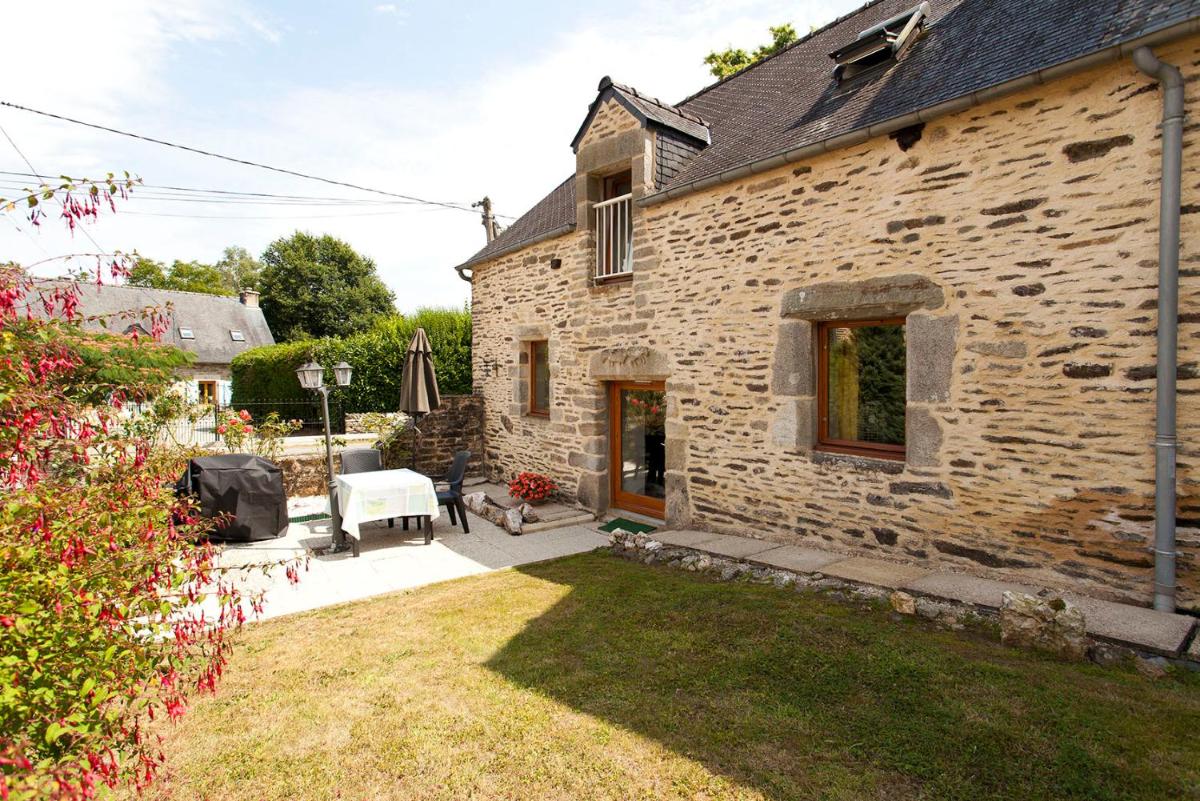 Stone cottage with modern cosy interior near to Josselin Perfect retreat for Writers or Star Gazers - Housity