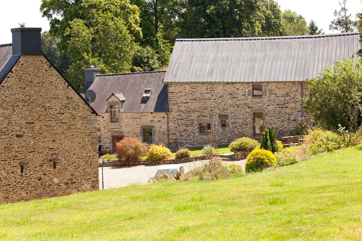 Stone cottage with modern cosy interior near to Josselin Perfect retreat for Writers or Star Gazers - Housity