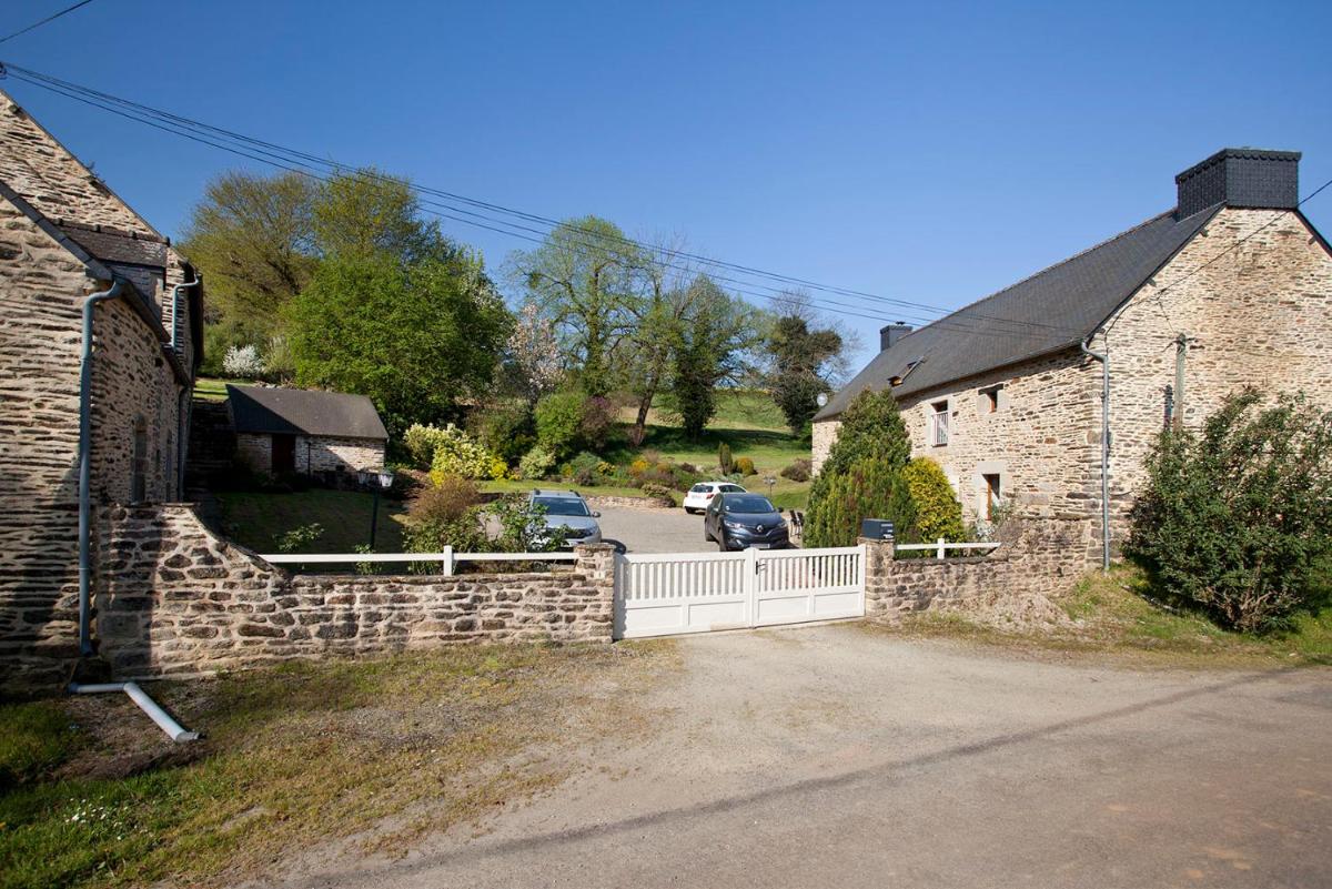 Stone cottage with modern cosy interior near to Josselin Perfect retreat for Writers or Star Gazers - Housity