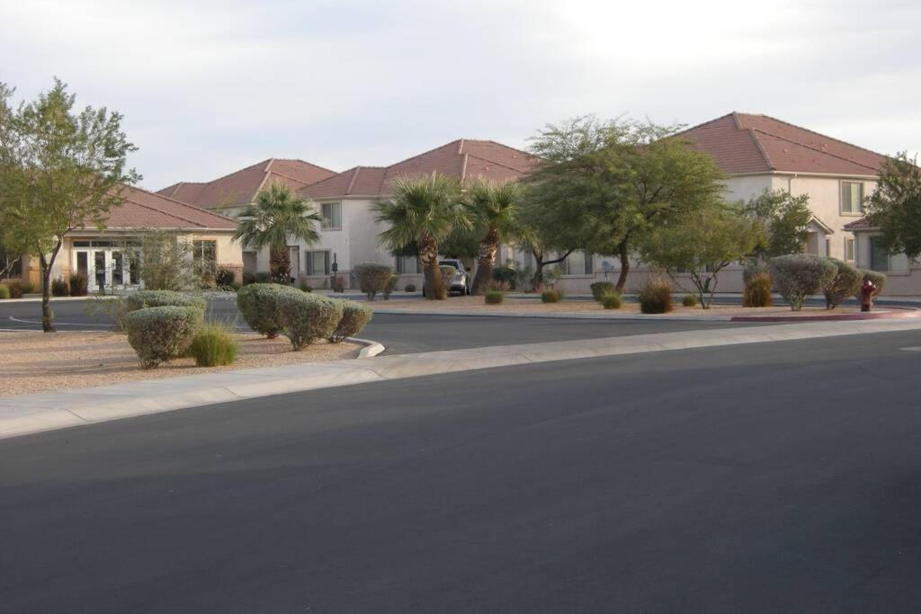 Mesquite Nevada Vacation Rental - Ground Level and double car garage - Housity