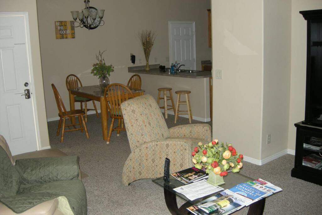 Mesquite Nevada Vacation Rental - Ground Level and double car garage - Housity