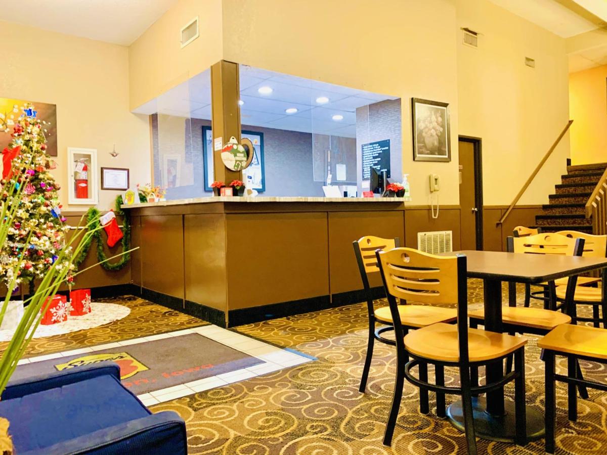 Super 8 by Wyndham Burlington - Housity