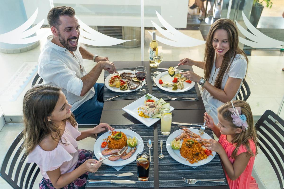 Comida en o cerca de este hotel