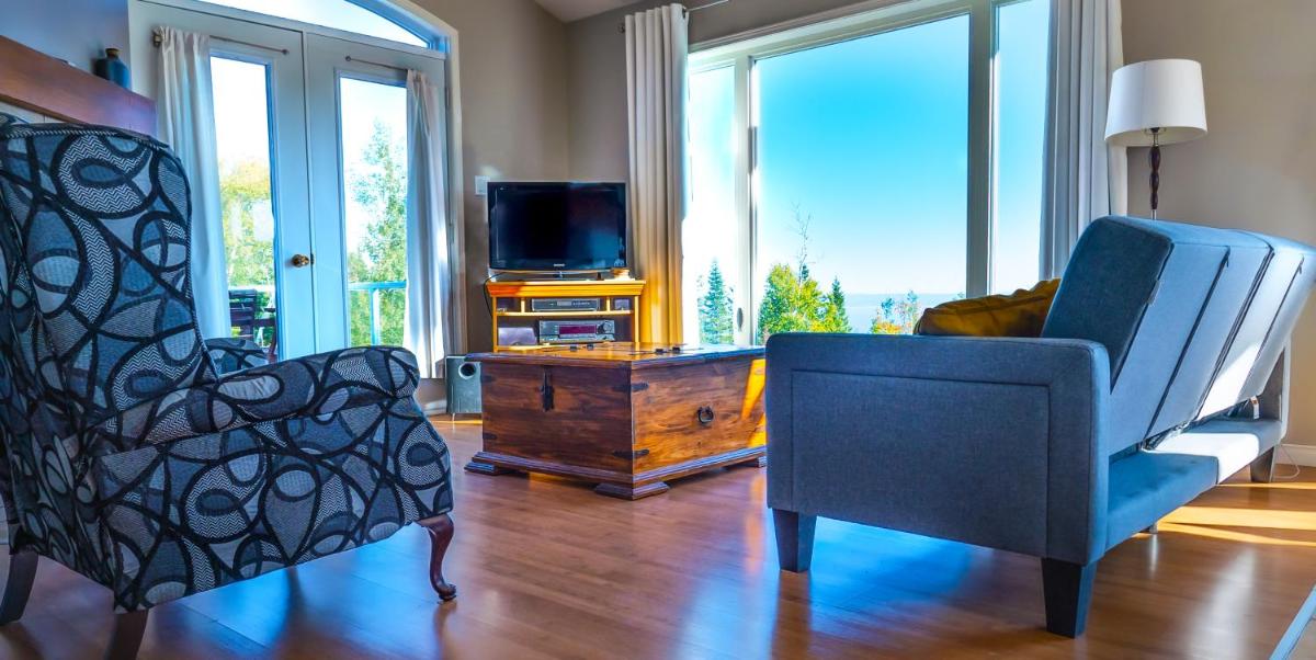 Panoramique - 2 logements, spa, massif et vue splendide - Housity
