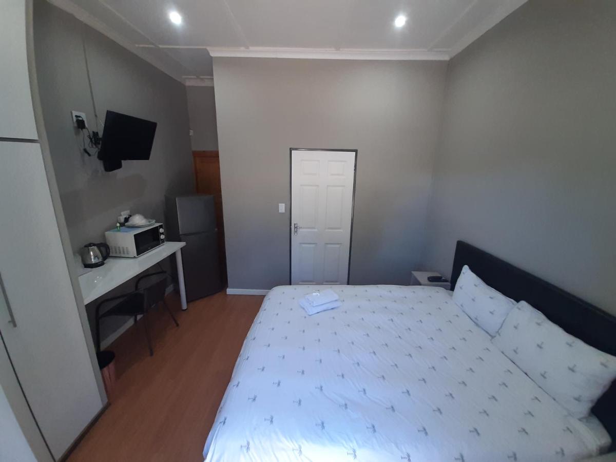 Lux Rooms on 37 - Housity