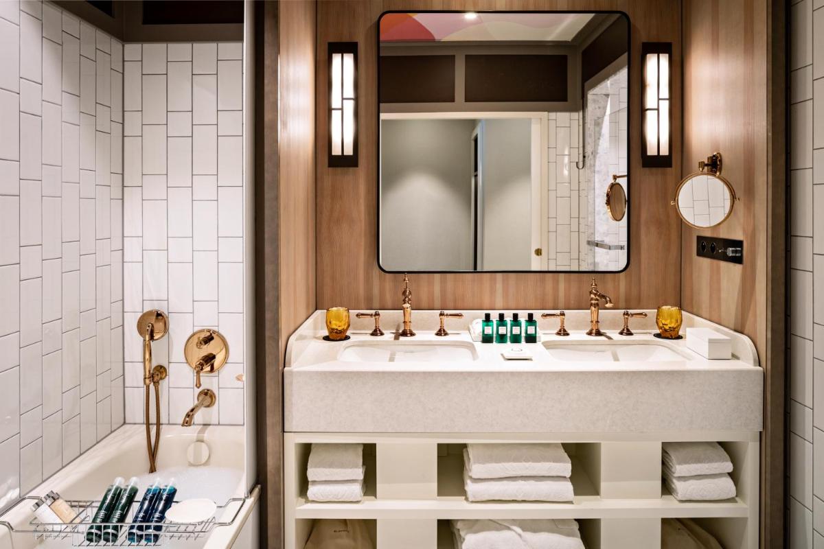 Salle de bains dans l'établissement Sofitel Le Scribe Paris Opera