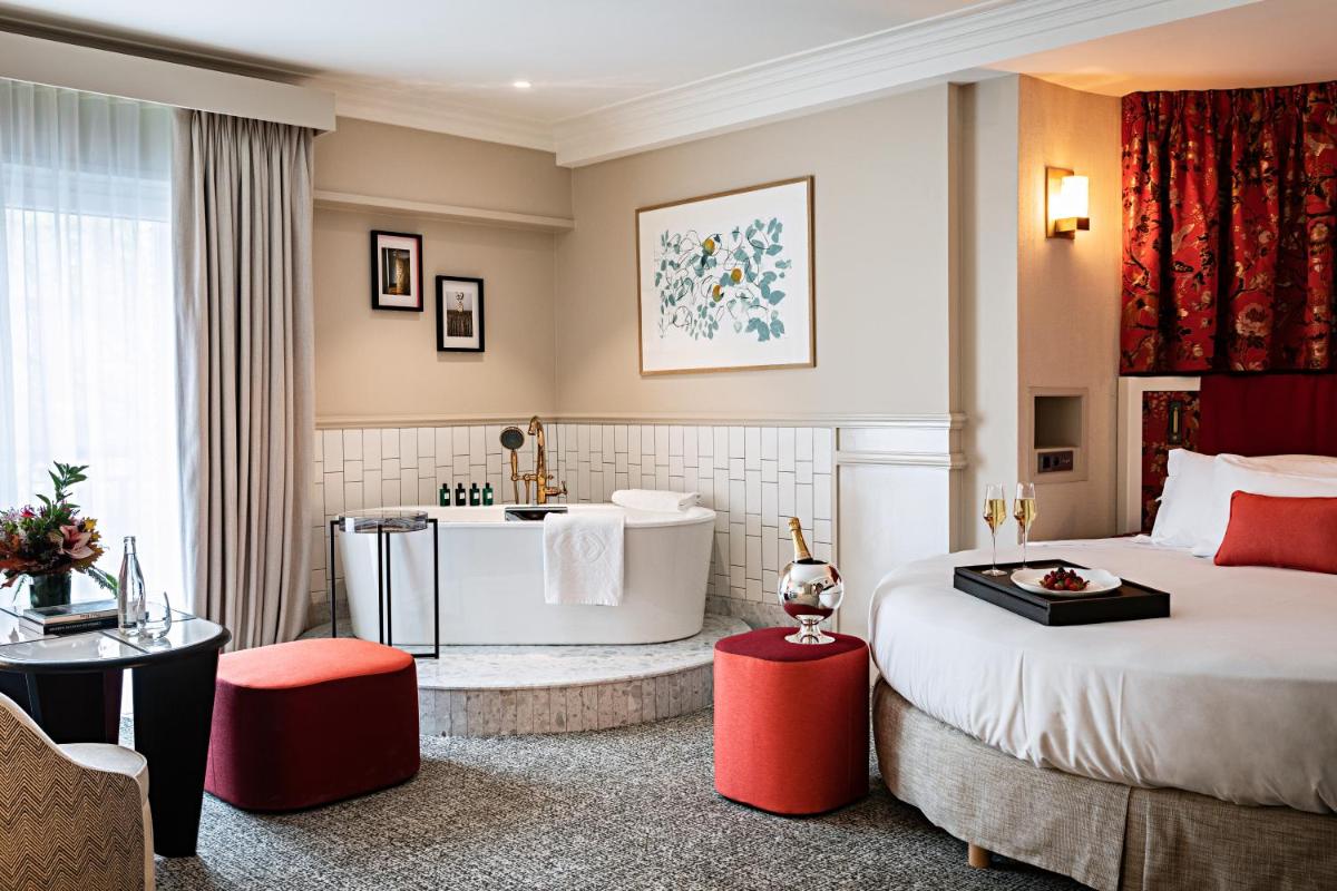 Un ou plusieurs lits dans un hébergement de l'établissement Sofitel Le Scribe Paris Opera