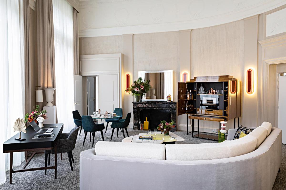 un salon avec un canapé blanc et une table dans l'établissement Sofitel Le Scribe Paris Opera, à Paris