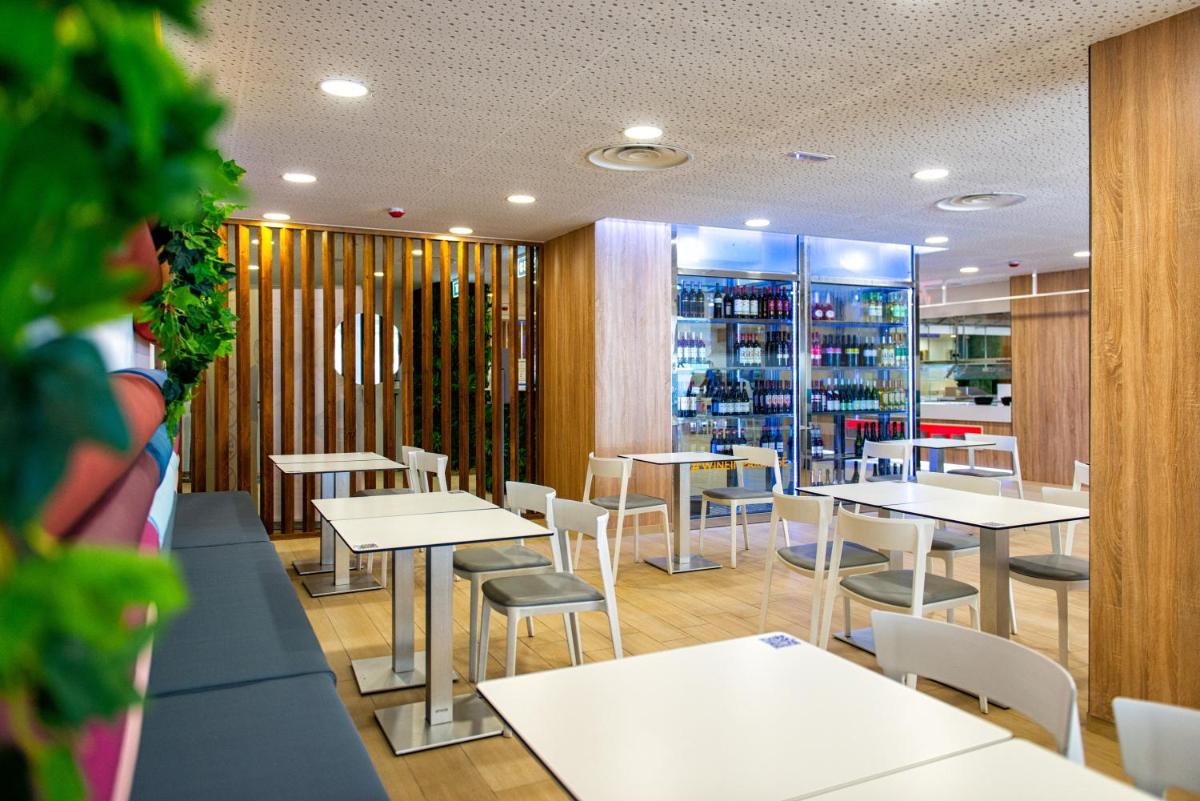 Un restaurante o sitio para comer en Paradise Park Fun Lifestyle Hotel