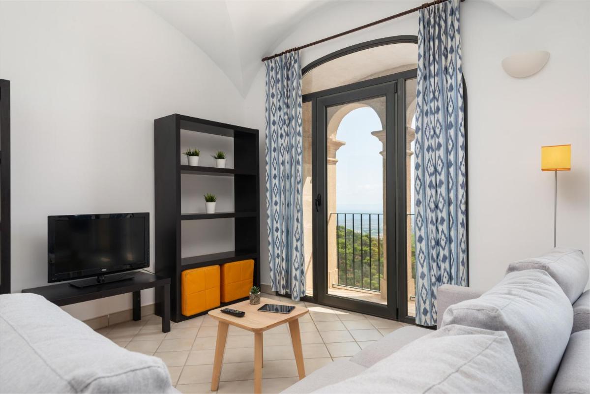 Petit Hotel Hostatgeria Sant Salvador - Housity