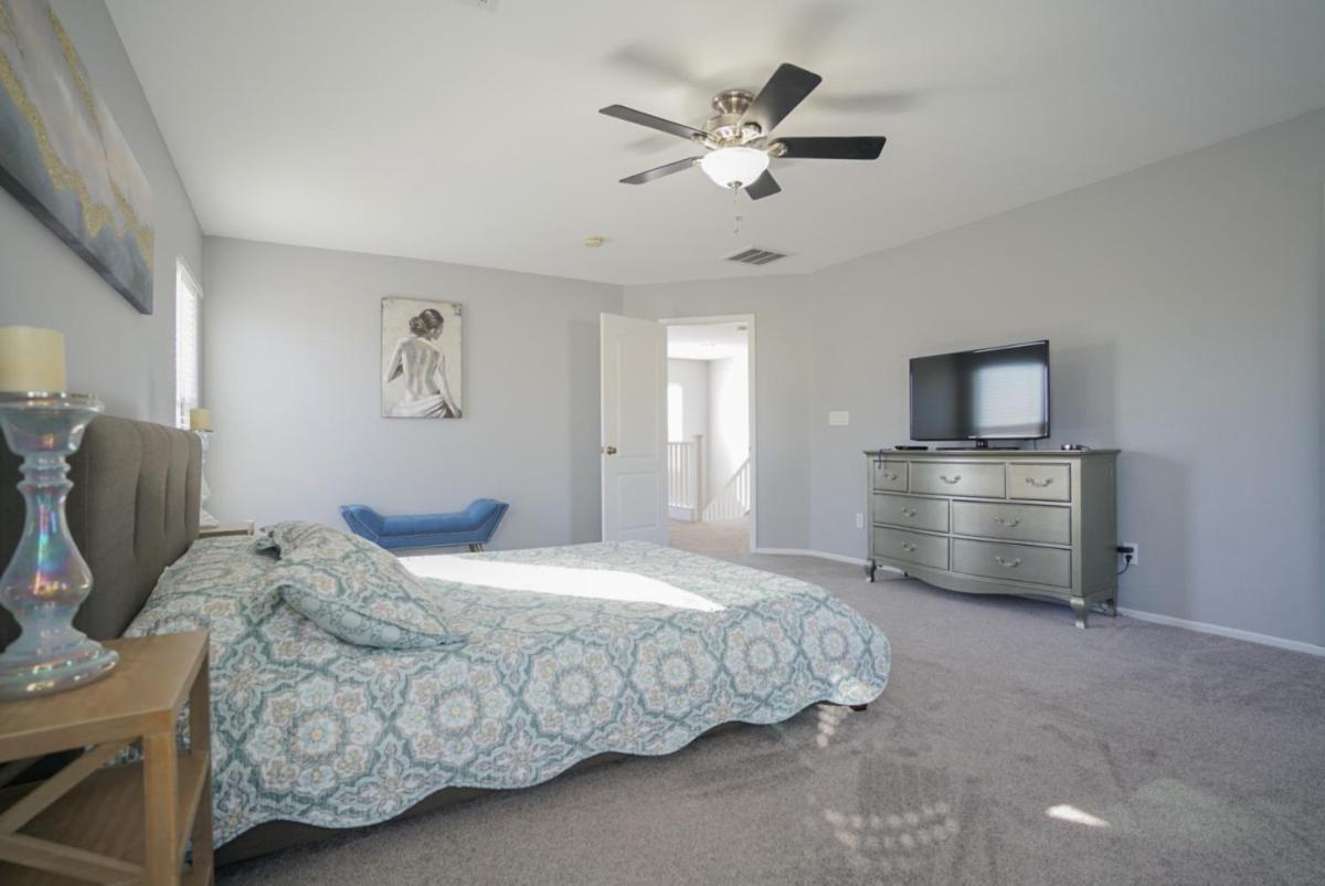 Ultra Modern Las Vegas Home 20min From The Strip - Housity
