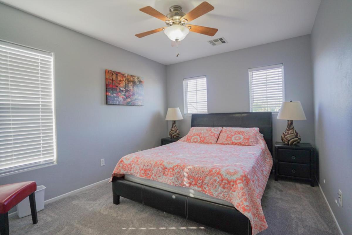 Ultra Modern Las Vegas Home 20min From The Strip - Housity