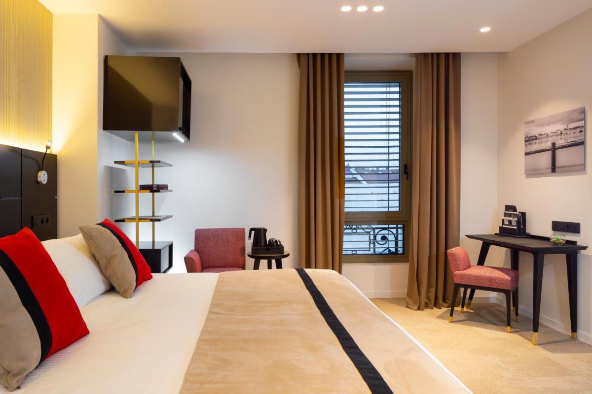 Télévision ou salle de divertissement dans l'établissement HÔTEL & SPA Panorama 360