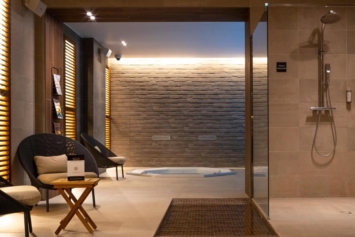 Salle de bains dans l'établissement HÔTEL & SPA Panorama 360