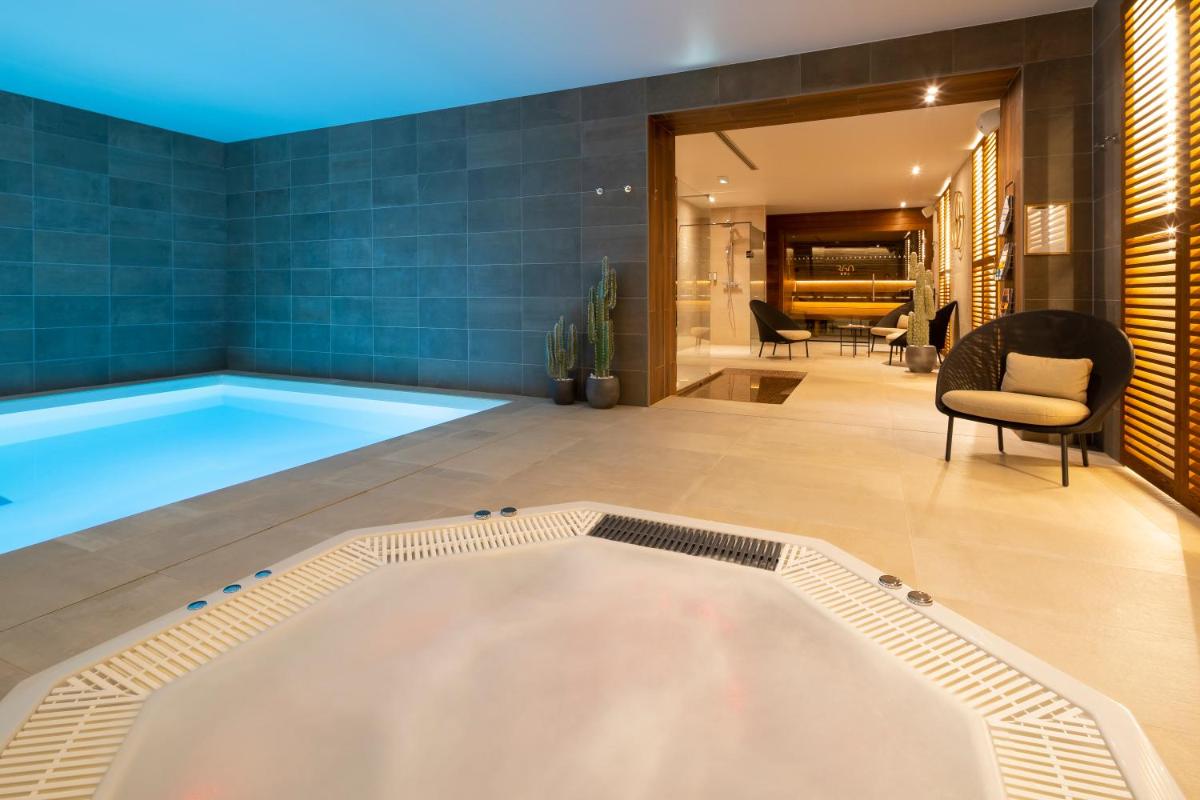 Piscine de l'établissement HÔTEL & SPA Panorama 360 ou située à proximité
