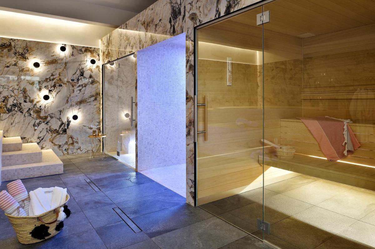 Salle de bains dans l'établissement Hôtel Fesch & Spa