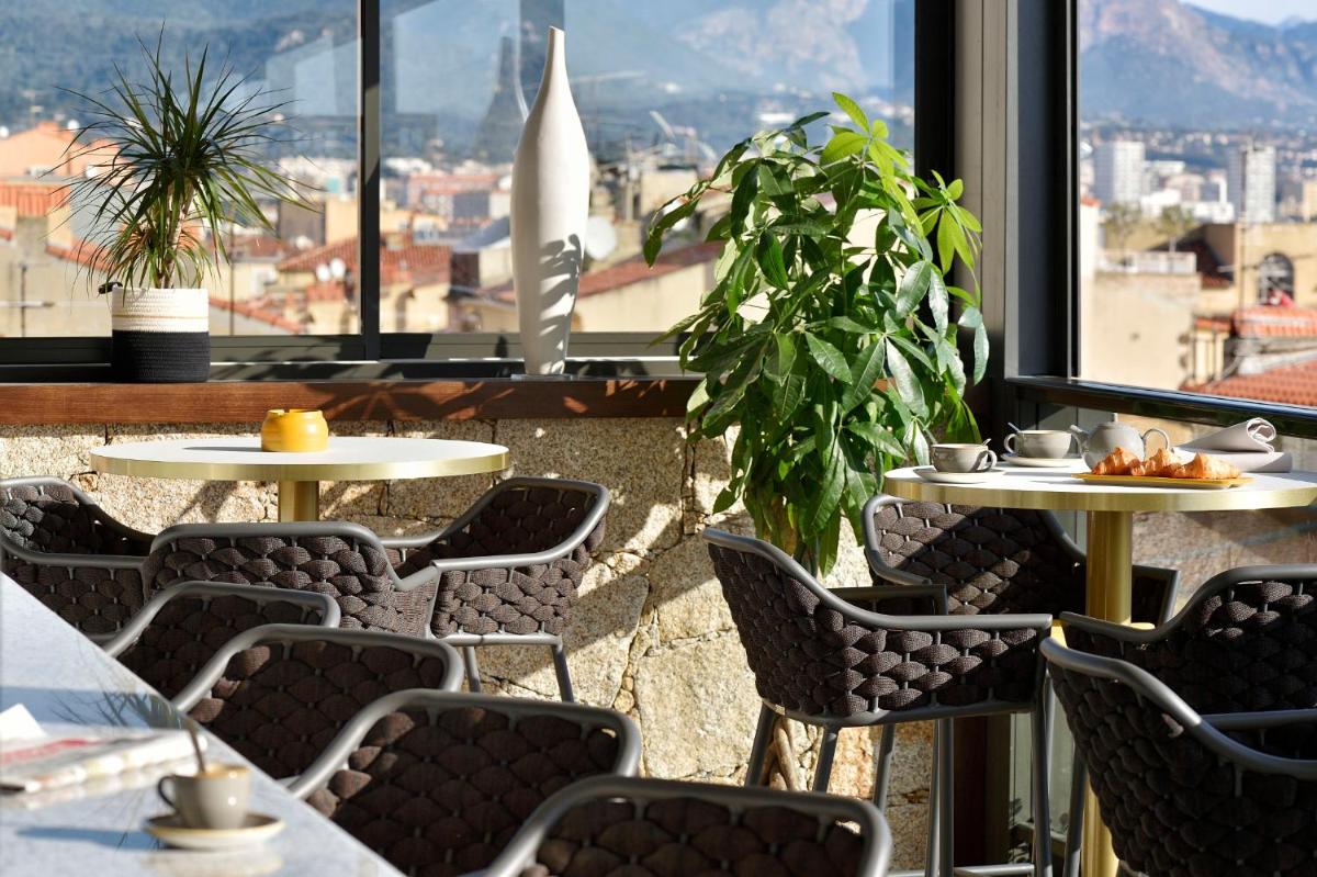 Vue générale sur la montagne ou vue sur la montagne depuis l'hôtel