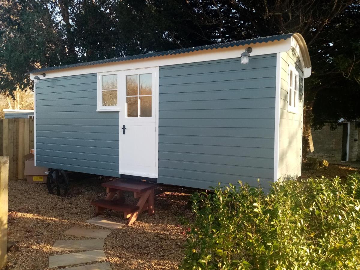 Yew Tree View Luxury Shepherd\'s Hut - Housity