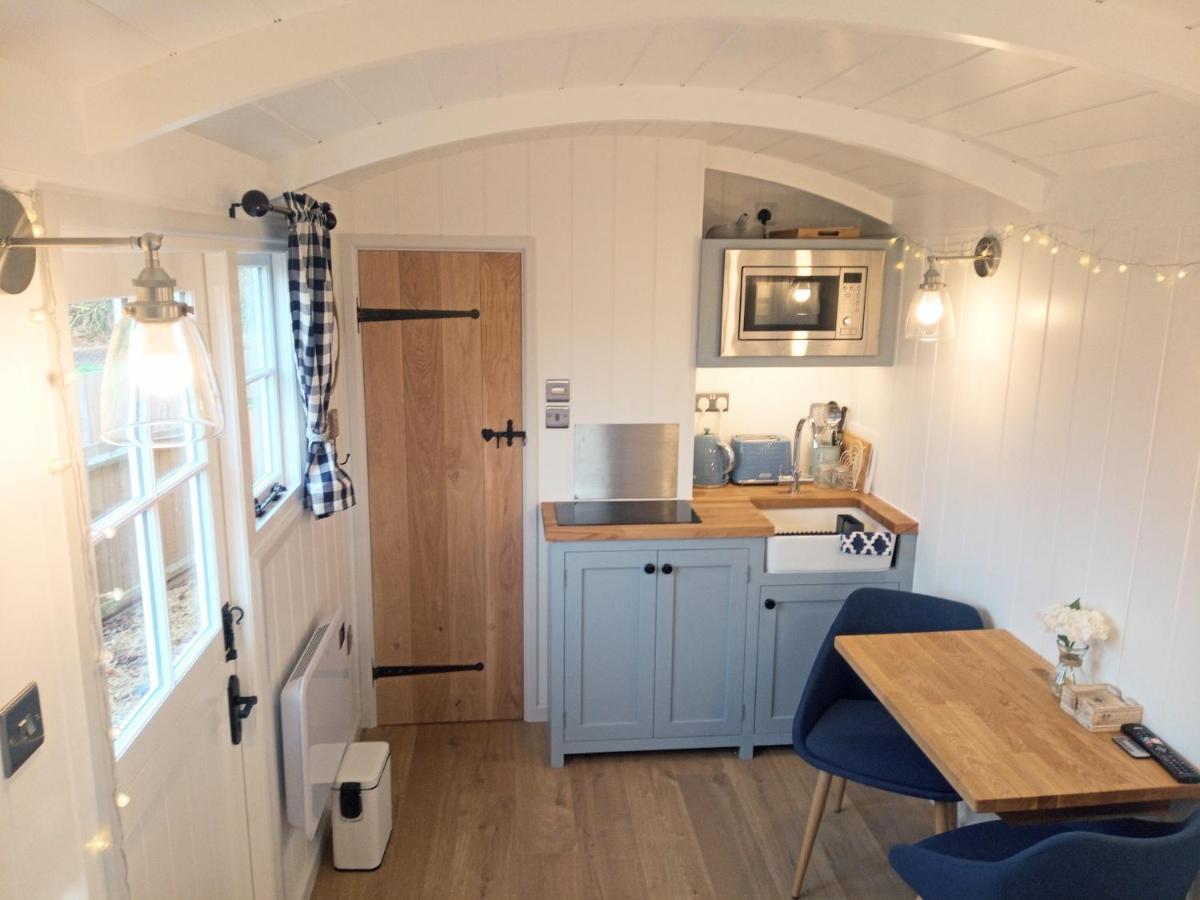 Yew Tree View Luxury Shepherd's Hut - Housity