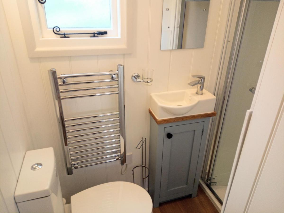 Yew Tree View Luxury Shepherd's Hut - Housity