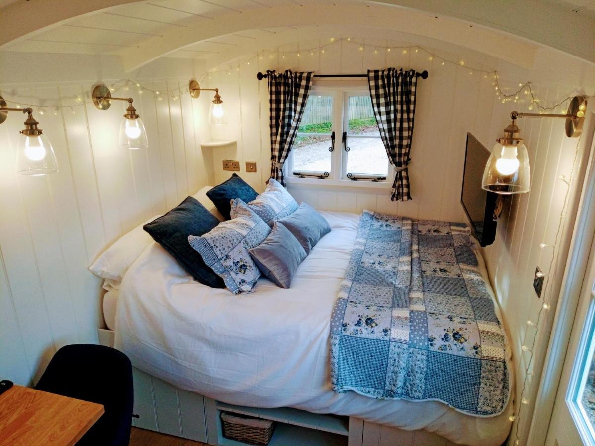Yew Tree View Luxury Shepherd's Hut - Housity