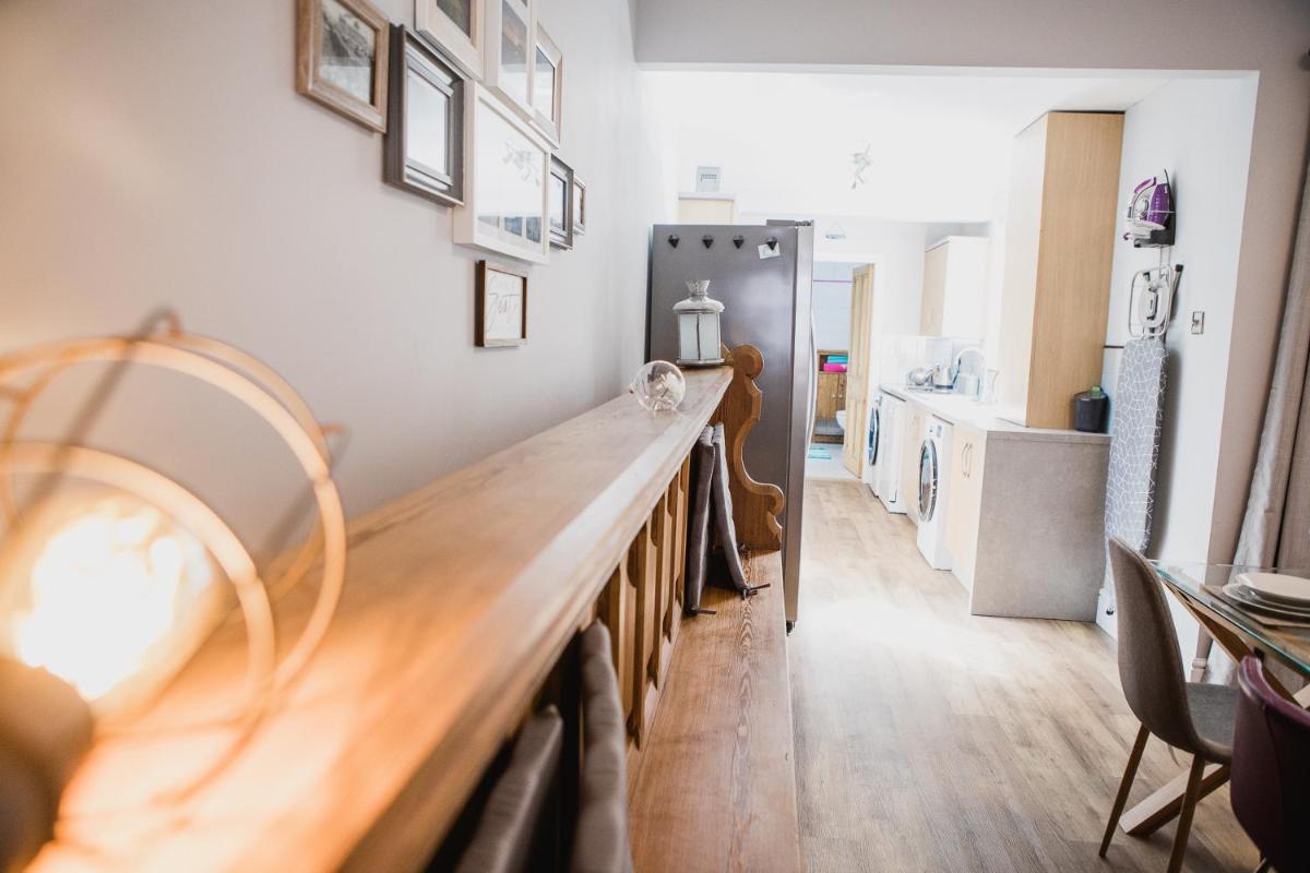 Unique and Stylish close to Beaches Restaurants Shops - Housity