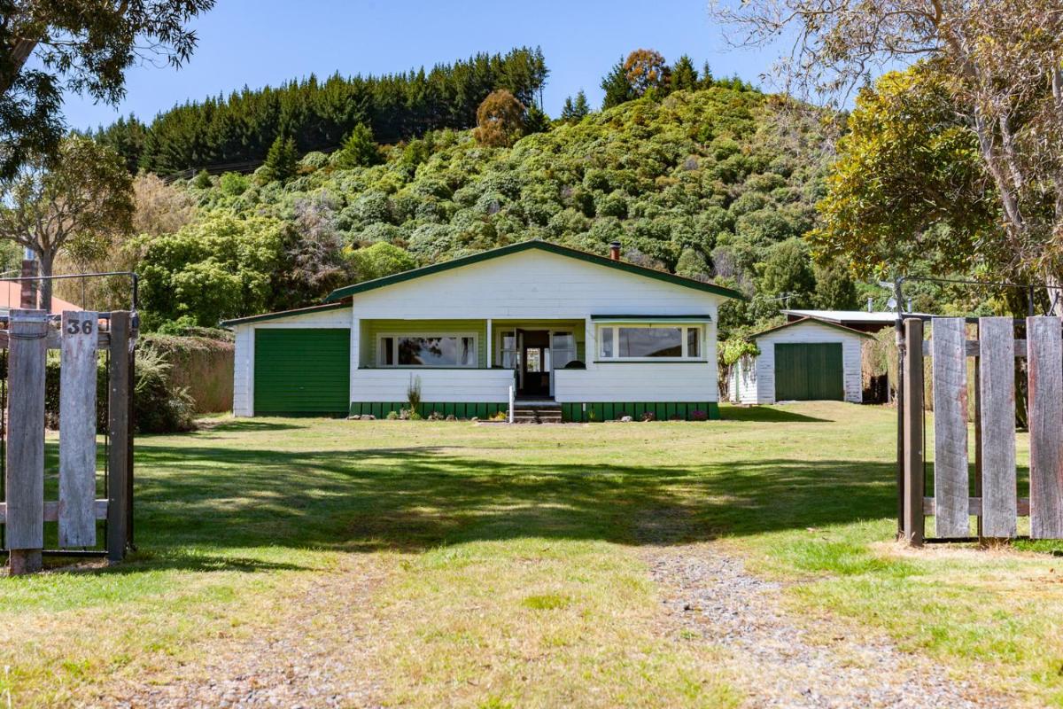 Marina Views - Motuoapa Bach - Housity
