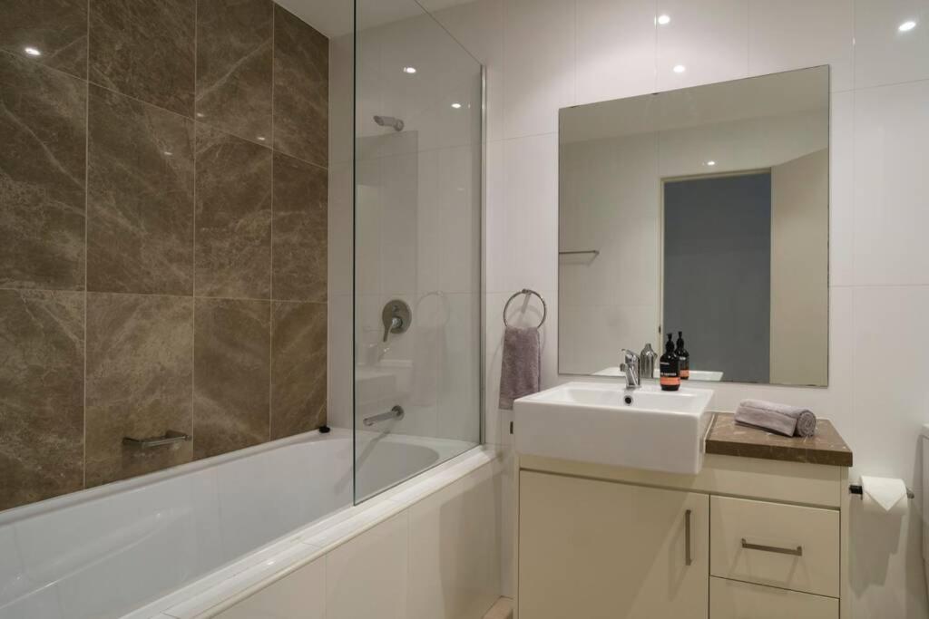 Premium 2 Bedroom Garden Apartment - Housity