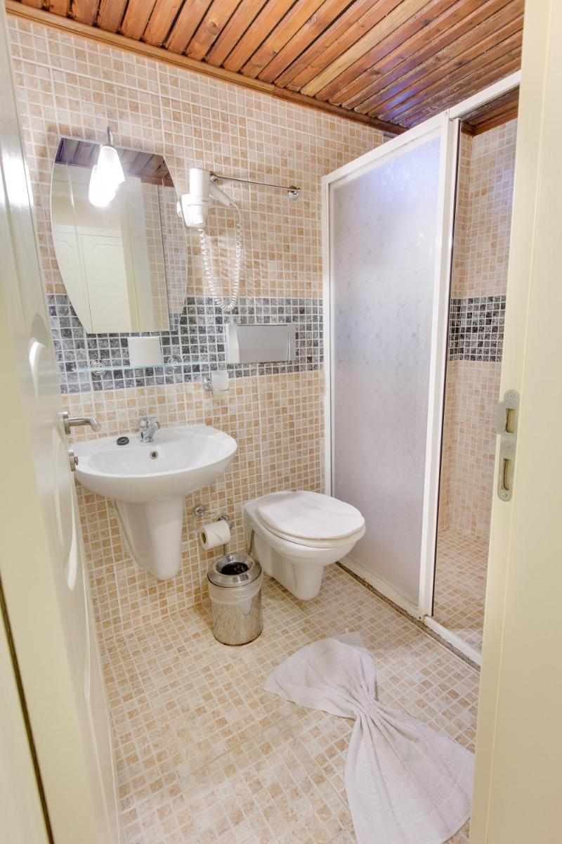 Pinehill Hotel & Suites - Housity