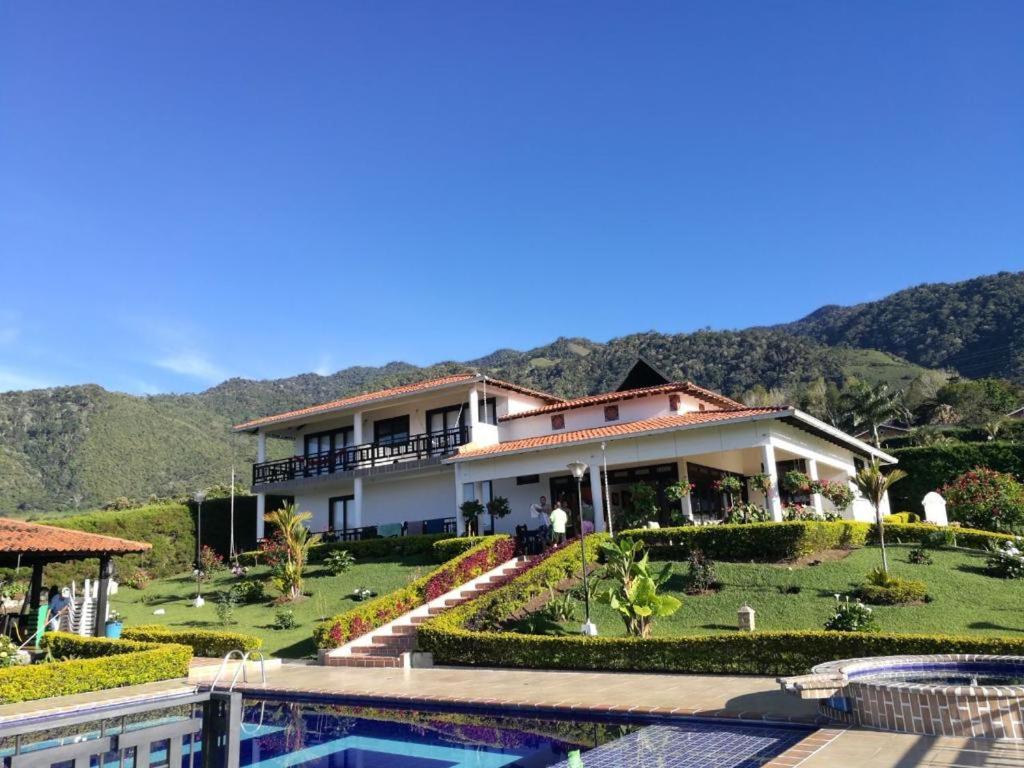 Finca Lago Calima with Excellent view - Housity