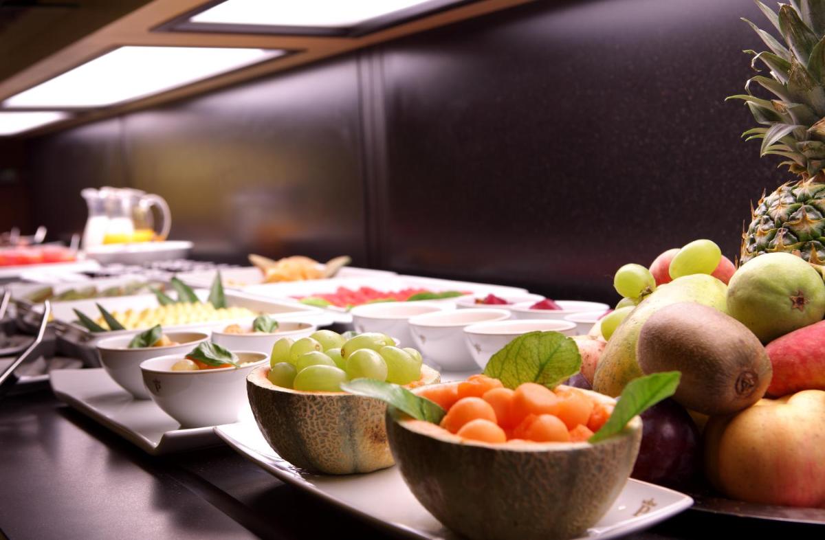 Comida en o cerca de este hotel