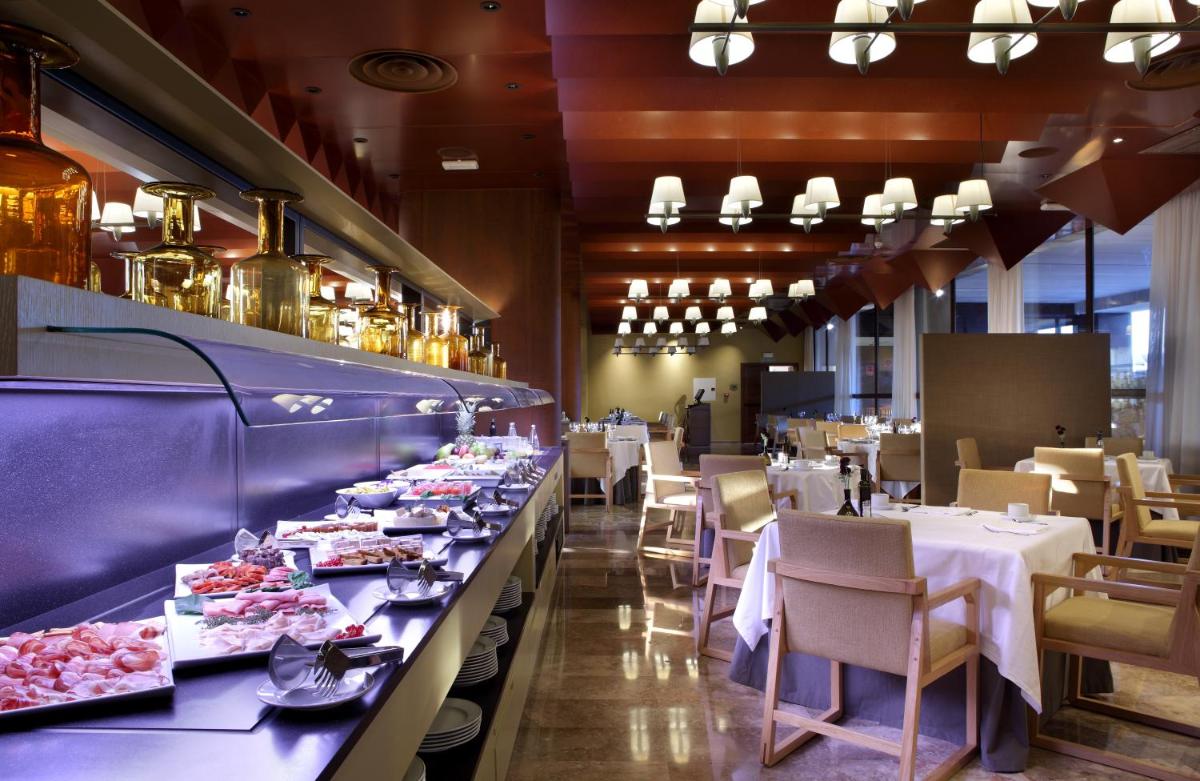 Comida en o cerca de este hotel