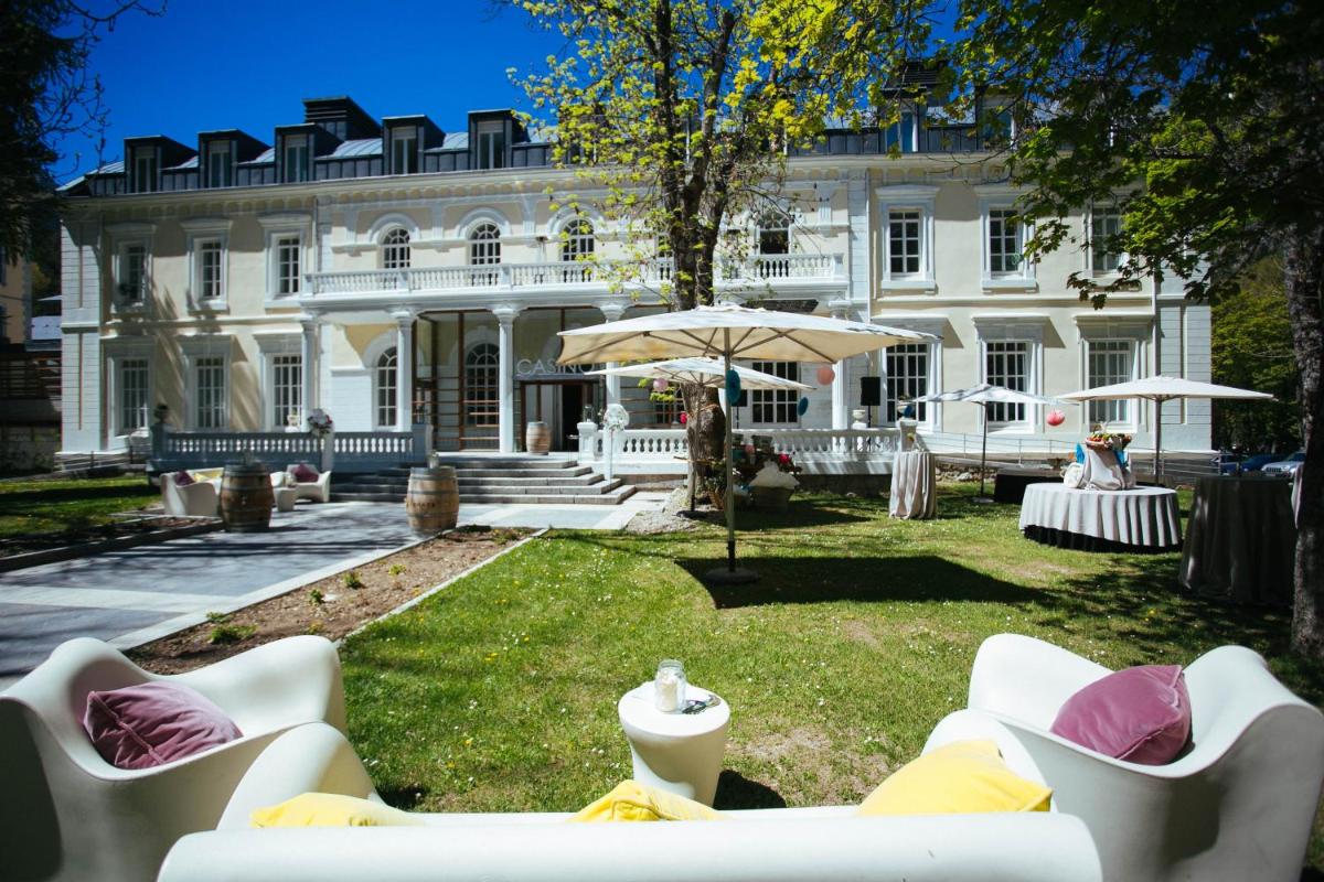Casa blanca grande con muebles blancos en el patio en Gran Hotel – Balneario de Panticosa, en Panticosa