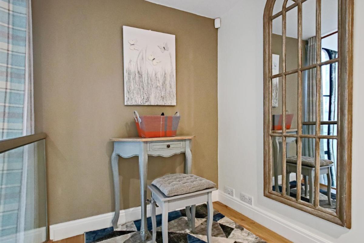 Church suite, Stow-on-the-Wold, Sleeps 4, town location - Housity