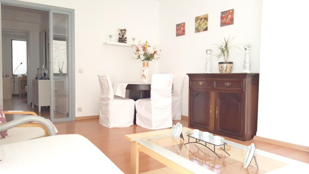Spacious Apartment in Oostende with Balcony and Parking - Housity