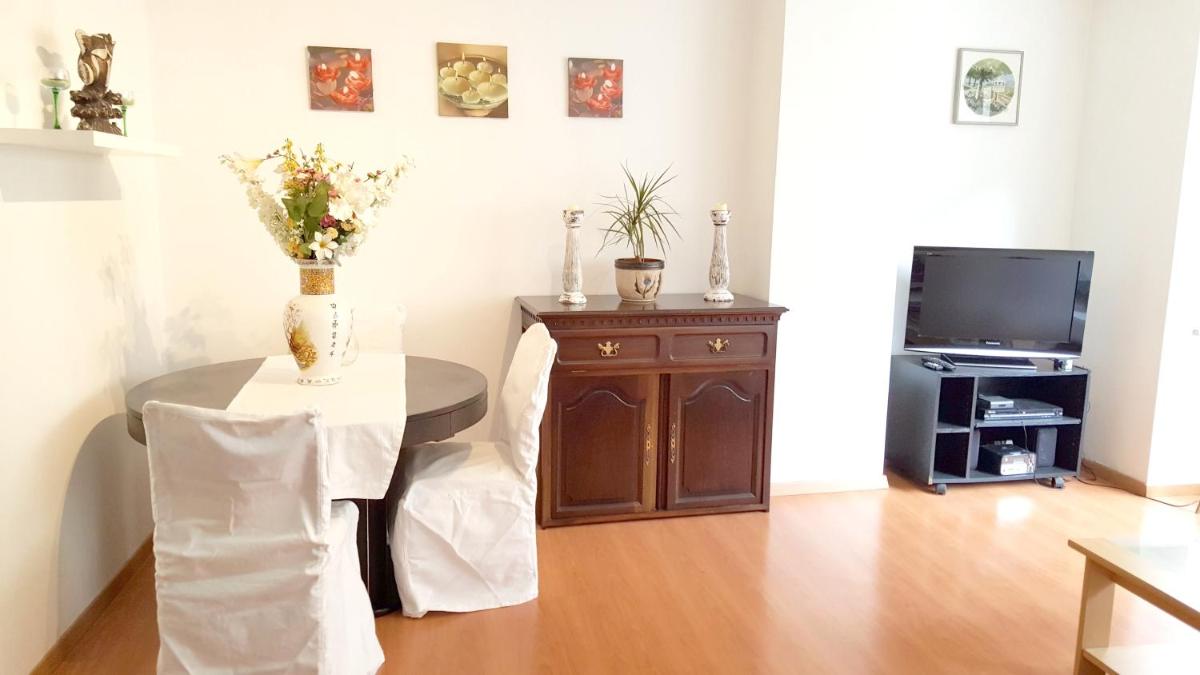 Spacious Apartment in Oostende with Balcony and Parking - Housity