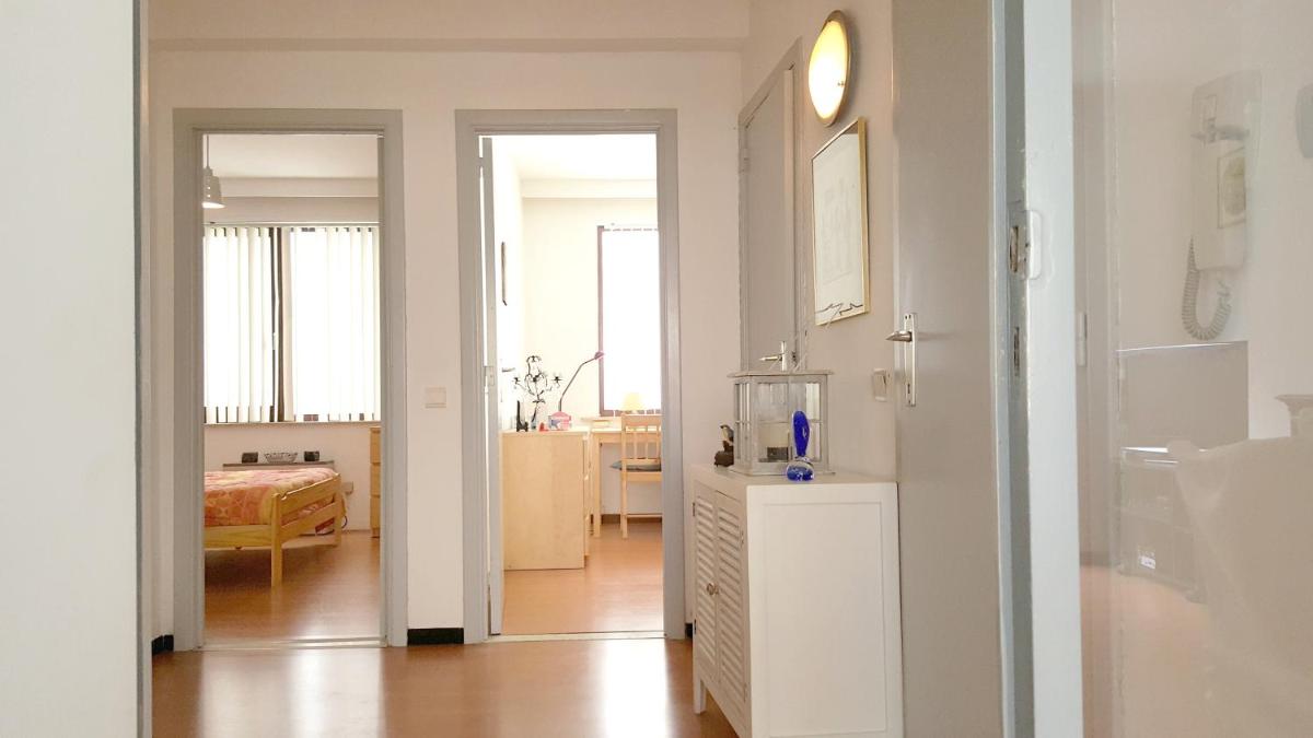 Spacious Apartment in Oostende with Balcony and Parking - Housity