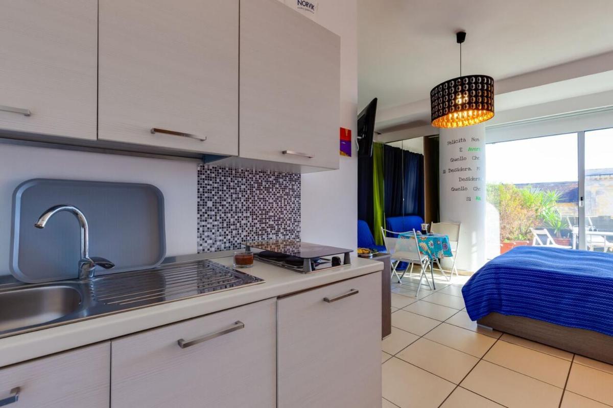 Studio with sea view furnished terrace and wifi at Napoli 3 km away from the beach - Housity