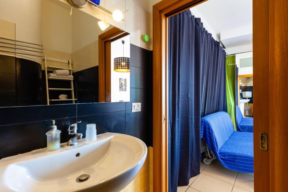 Studio with sea view furnished terrace and wifi at Napoli 3 km away from the beach - Housity