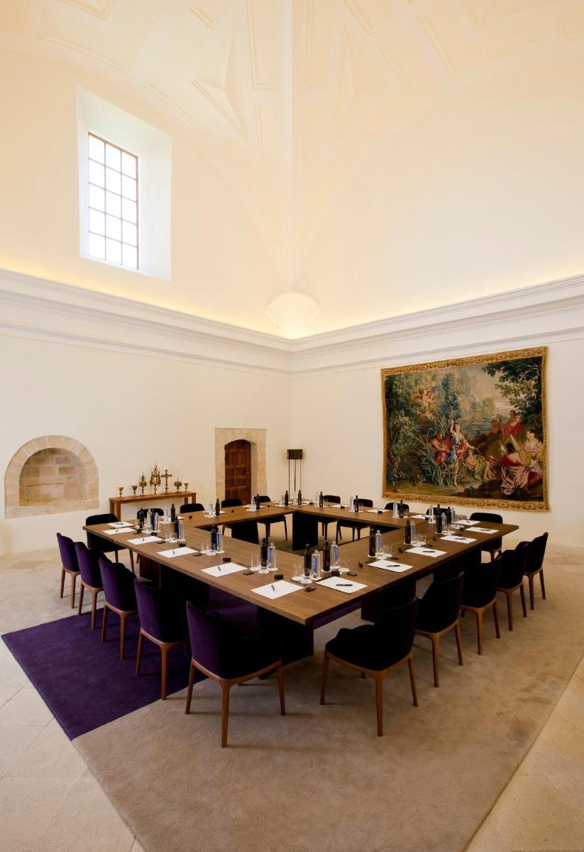 Una habitación grande con una mesa larga y sillas. en Abadia Retuerta LeDomaine, en Sardoncillo 122 fotos más