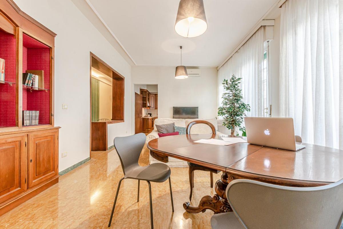 Frank's and Art Love Apartments - Housity