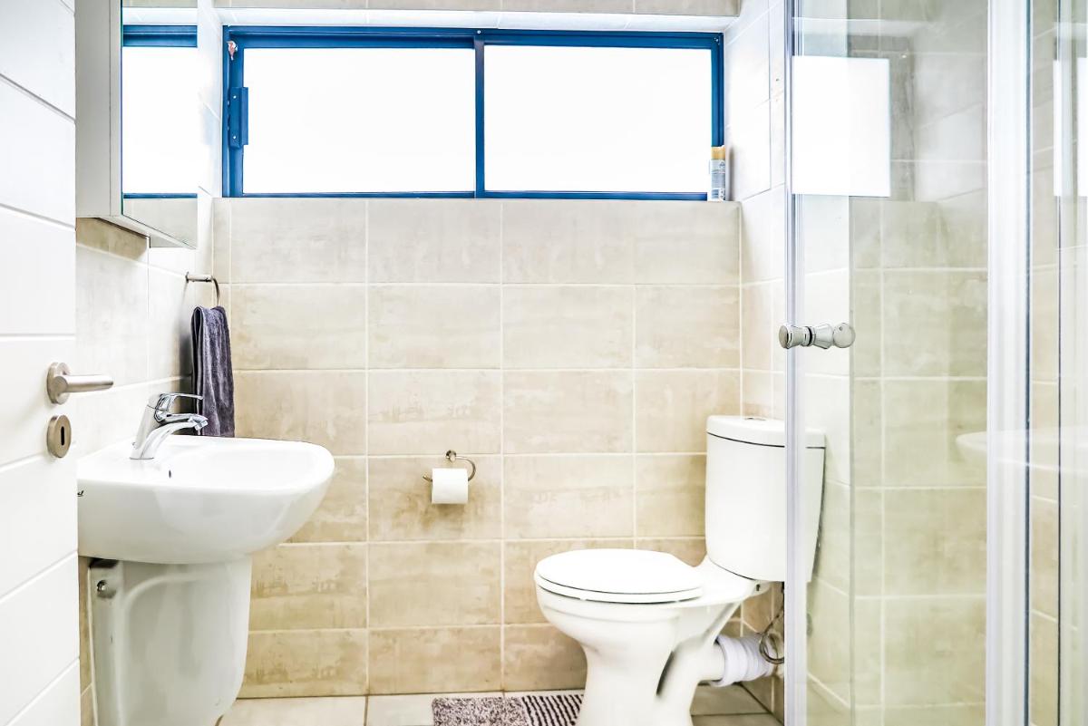 Insaka's Greenlee Apartment - Greenlee Lifestyle Centre, Sandton - Housity