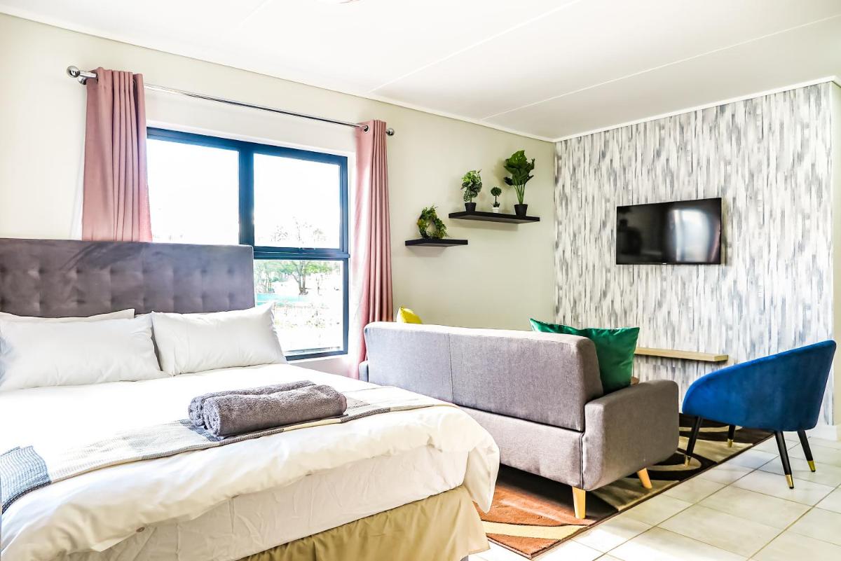 Insaka's Greenlee Apartment - Greenlee Lifestyle Centre, Sandton - Housity