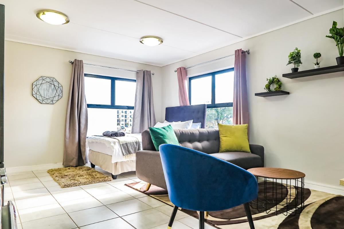 Insaka's Greenlee Apartment - Greenlee Lifestyle Centre, Sandton - Housity