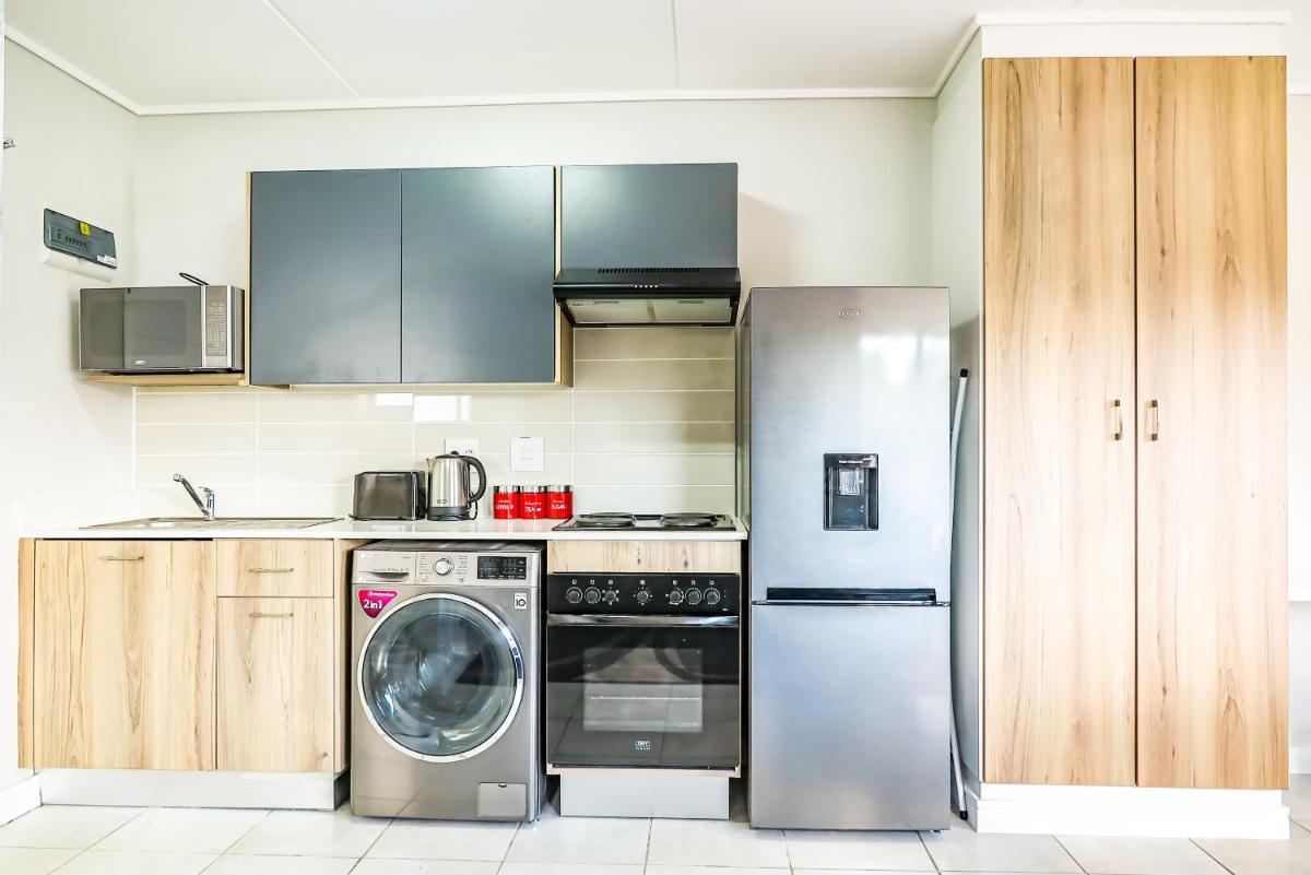 Insaka's Greenlee Apartment - Greenlee Lifestyle Centre, Sandton - Housity