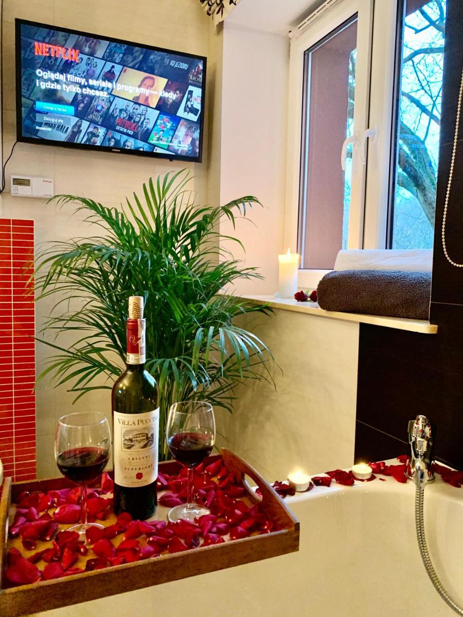 LAS SŁUPSKI PREMIUM LOVE APARTAMENT NR5 Wifi Netflix Smart TV50 full kitchen double bathtub up to 4 people full pleasure quality stay - Housity